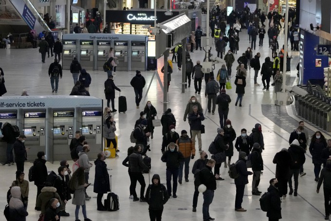 세계 각국이 신종 코로나바이러스 감염증(코로나19) 새 변이 ′오미크론′ 확산에 비상인 가운데 29일(현지시간) 영국 런던 워털루 기차역이 여행객들로 붐비고 있다. 영국에서는 이날 오미크론 감염 사례가 6건 추가돼 모두 9건으로 늘었다. 2021.11.29 연합뉴스 제공