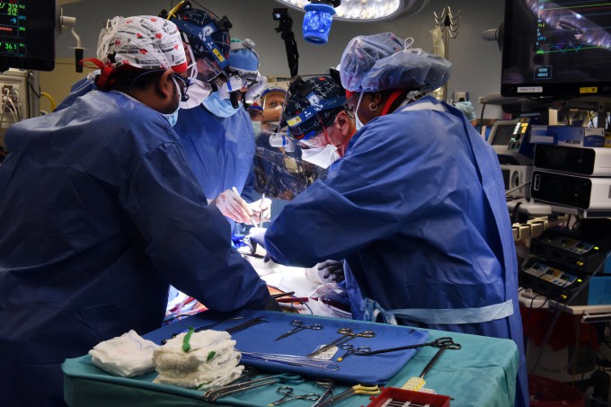 미국 메릴랜드대 의료진이 유전자를 교정한 돼지의 심장을 사람에게 이식하는 수술을 진행하고 있다. 메릴랜드대 제공.
