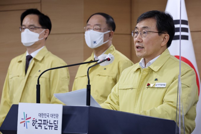 권덕철 장관, 거리두기 조정 및 오미크론 대응계획 발표 (서울=연합뉴스) 김승두 기자 = 권덕철 보건복지부 장관이 14일 정부서울청사 브리핑실에서 거리두기 조정 및 오미크론 대응계획 발표를 하고 있다.