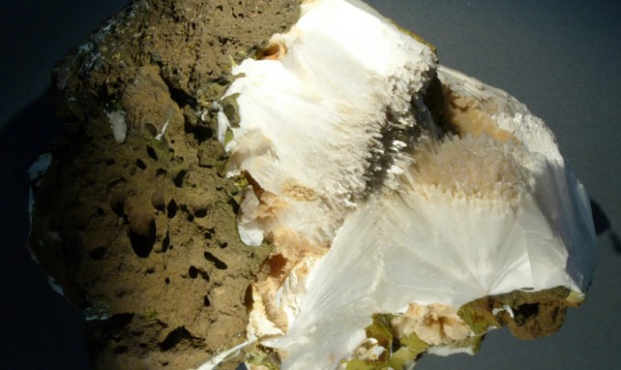 주로 제올라이트(zeolite)처럼 미세 다공성 구조를 활용한다. 브리태니커 백과사전 제공