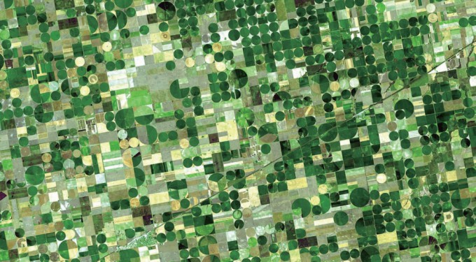 미국 캔자스주의 농경지의 작황을 위성 데이터로 분석한 모습. 넓은 농경지의 데이터를 한눈에 볼 수 있다. NASA 제공