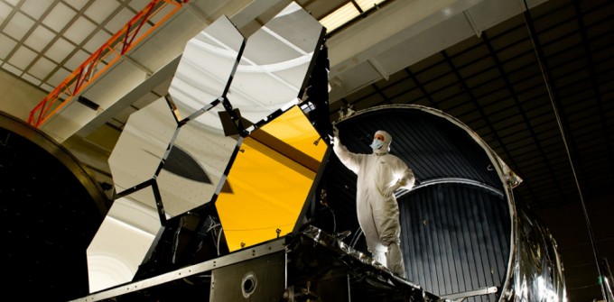 지난해 우주로 떠난 제임스웹 우주망원경의 제작 과정. 거대한 크기에도 원소 중에서 네번째로 가벼운 베릴륨으로 주경을 만들어 거대한 크기에 비해 가볍다. NASA 제공