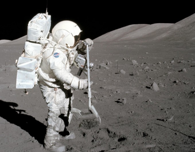 O astronauta da Apollo 17 Harrison Schmidt coleta solo lunar e rochas lunares após pousar no Vale Taurus Lettro na superfície da lua.  A Administração Nacional de Aeronáutica e Espaço (NASA) trouxe 382 kg de pedra da lua e solo superficial de seis missões Apollo.  Cortesia da NASA