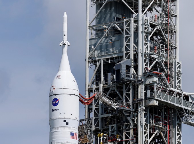 미국 플로리다주 케이프커내버럴의 케네디우주센터에서 27일(현지시간) 미국의 달 복귀 계획인 아르테미스(Artemis) 프로그램의 로켓인 우주발사시스템(SLS)에 유인 캡슐 오리온이 탑재돼 있다. 로이터/연합뉴스 제공