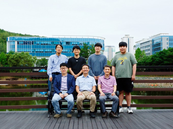 참여연구진이 UNIST 가막못 앞에서 촬영했다. 앞줄 왼쪽 첫 번째가 김태헌 울산대 교수, 두 번째가 오윤석 교수. UNIST 제공. 
