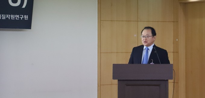 Choi Sang-hyeok, a senior researcher at NASA's Langley Research Center, makes a presentation at the National Assembly Space Forum held at the National Assembly Hall in Yeouido, Seoul on the 15th.  Provided by Korea Institute of Geoscience and Mineral Resources