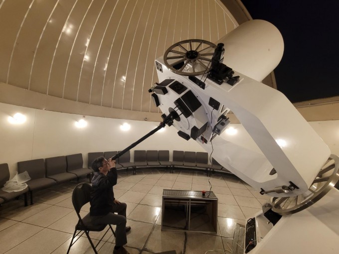 국립과천과학관이 개발한 릴레이 접안장치가 설치된 1m 주망원경으로 천체를 관측하는 모습. 국립과천과학관은 장애인도 편리하게 천문을 관측할 수 있는 릴레이 접안장치를 개발했다. 국립과천과학관 제공