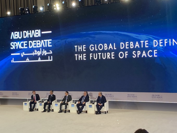     左から右へ、CNBC アンカーのダン・マーフィー、宇宙航空研究開発機構 (JAXA) の山川浩社長、韓国航空宇宙研究所のサンリュル・リー社長、トルコ宇宙庁のシダー・フセイン・イルディリム所長、ライオネルフランス国立宇宙センター (CNES) の事務局長である Houche 氏は次のように述べています。  （COO）。 アブダビ=コ・ジェウォン記者jawon1212@donga.com