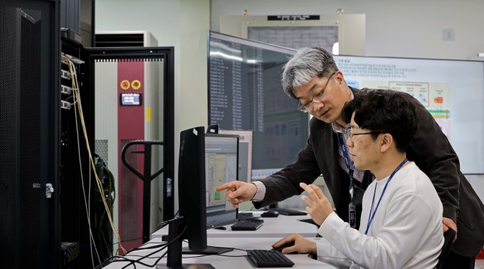 이정호 한국원자력통제기술원(KINAC) 사이버보안실장(왼쪽)이 이인효 연구원과 원자력발전소 신한울 2호기의 제어망 모식도를 띄워 놓은 컴퓨터 화면을 가리키며 논의를 진행하고 있다. 원자력안전위원회 제공