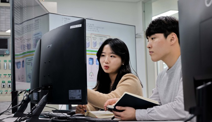 최은영(왼쪽), 최건일 연구원. 원안위 제공