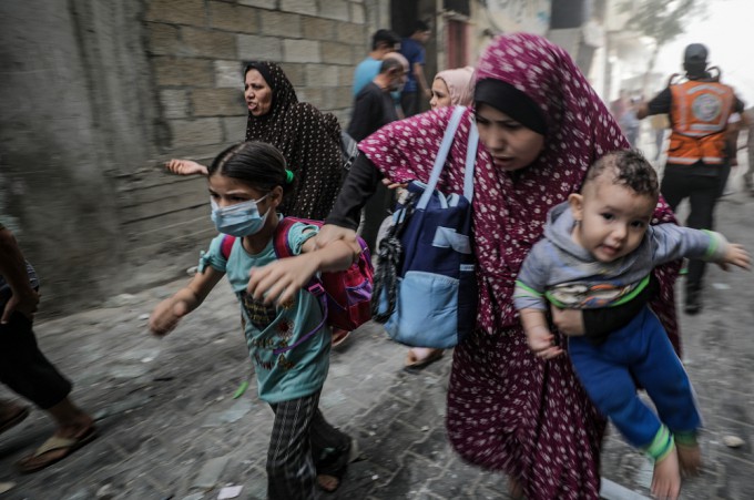 이스라엘 공습에 어린이 안고 대피하는 가자지구 주민들. 연합뉴스 제공