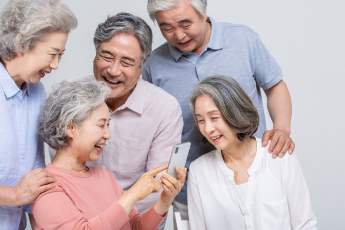 스마트폰을 사용하고 있는 어르신들. 게티이미지뱅크 제공