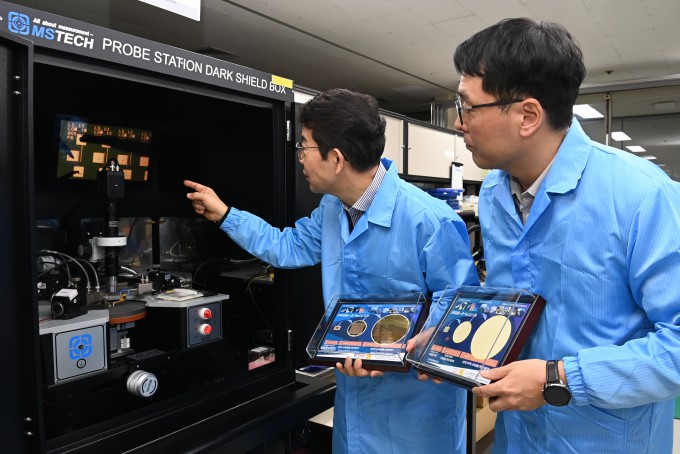  ETRI 문재경 박사(좌측)와 KICET 전대우 박사(우측)가 공동연구 개발한 산화갈륨 에피소재와 모스펫(MOSFET) 소자에 관해 논의하는 모습