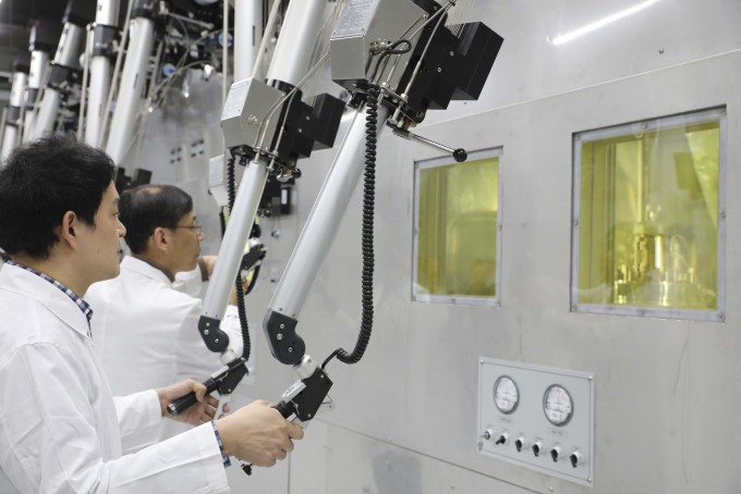  조사재료 열화평가 실증시험시설 테스트를 위해 로봇팔을 조작하는 모습. 한국원자력연구원 제공