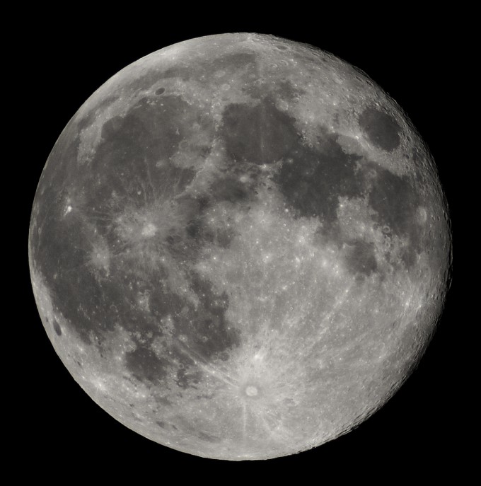 천문학자들이 우주의 비밀을 밝히기 위해서 달의 특정 지역을 보호해야 한다고 주장했다. 위키미디어 제공