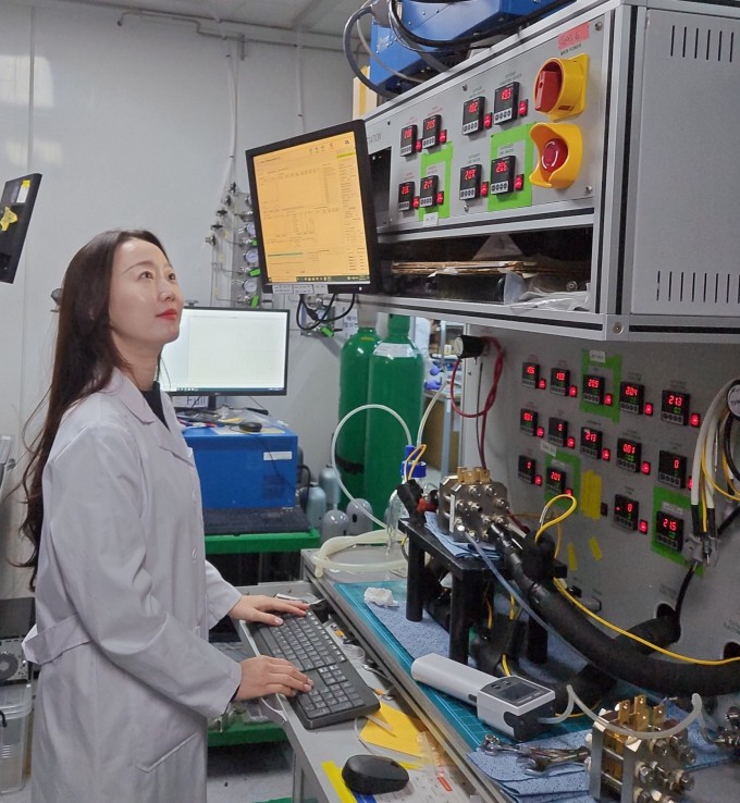 한국과학기술연구원(KIST) 서보라 수소·연료전지연구센터 선임연구원 연구팀이 실제 태양의 조도 데이터를 활용해 1초 단위의 단계 지속시간을 갖는 수소 생산 장치의 내구성을 평가하는 기술을 개발했다. KIST 제공