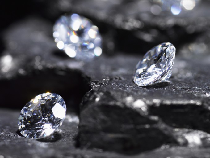 다이아몬드는 땅속의 고온고압 환경에서 수백만 년 이상의 시간 동안 탄소 원자가 결합해 만들어지는 물질이다. 게티이미지뱅크