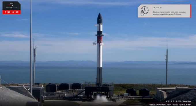 초소형군집위성 1호를 실은 미국 로켓랩 사 발사체 ‘일렉트론’이 24일 오전 뉴질랜드 마히아 발사장에서 발사를 기다리고 있다. 로켓랩 제공.