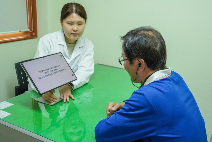 연구팀이 경기 안산시 상록구노인복지관 어르신을 대상으로 ′노인 친화형 발화 데이터 수집 기기′를 통해 경도인지장애 조기 선별 검사를 수행하고 있다.<BR> KERI 제공