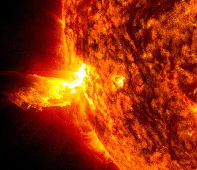 태양에서 날아온 물질은 지구 자기장을 일시적으로 교란해 지자기 폭풍을 일으키기도 한다. NASA/Goddard/SDO 제공