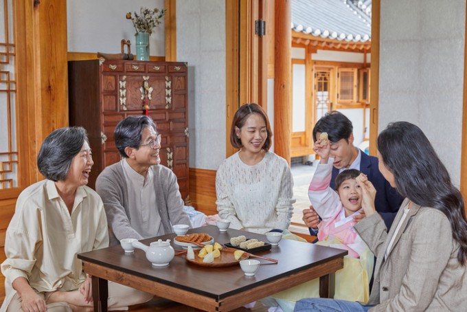 alt=전통놀이-의미,한국-전통놀이,윷놀이-영어로,제기차기-영어로,딱지치기-영어로