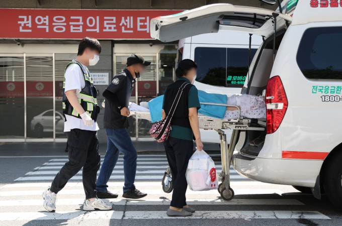 군의관 등 보강 인력이 배치되는 4일 서울 이대목동병원 응급의료센터에서 환자가 이송되고 있다.<BR> 연합뉴스 제공.