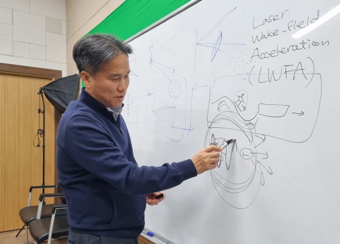 8�� ���ְ��б����(GIST)���� ����� ������ ���������� ���������� ������ �޽��� ���ڸ� �����ϴ� ������ ���� �����ϰ� �ִ�. ����=�̺��� ���� 2bottle9@donga.com