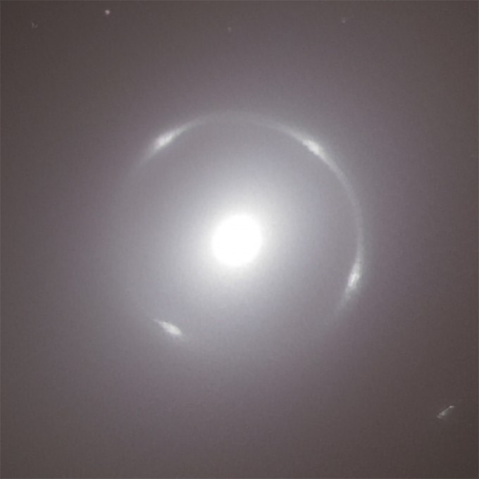 ��Ŭ���� ���ָ������� NGC 6505 ���� �ֺ����� ��Ÿ�� �Ǿ��ν�Ÿ���� �����Ǹ� Ȯ���� ����. �� ���Ͽ��� ���ƿ� ���� �����ڿ��� ����� ���� �ֺ����� �־��� ����ó�� ���̴� �����̴�. ESA/Euclid/Euclid Consortium/NASA/J.-C. Cuillandre, T. Li ����