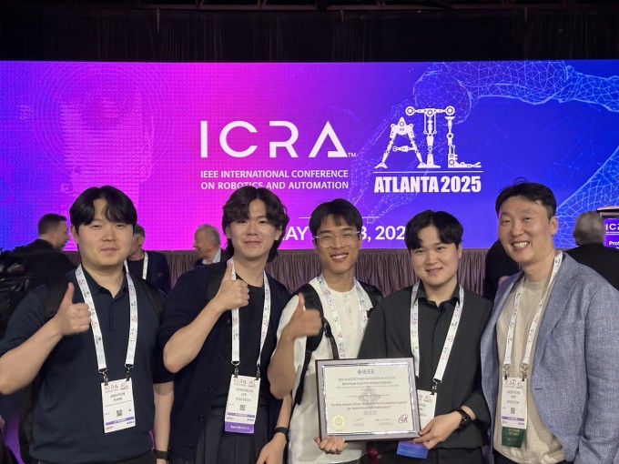 김기훈 포스텍 기계공학과 교수 연구팀이 22일 ‘ICRA 2025’에서 ‘베스트 페이퍼 어워드’를 수상했다. 포스텍 제공.