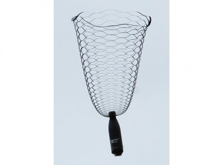 60m 상공에서 드론으로 투하한 물병이 종이를 오려 만든 낙하산을 타고 천천히 떨어지고 있다. Frederick Gosselin 제공