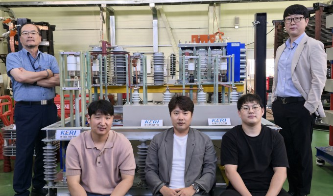 안현모 전기연 선임연구원(오른쪽) 연구팀이 국내 첫 중전압 하이브리드 직류 차단기를 개발했다. 전기연 제공