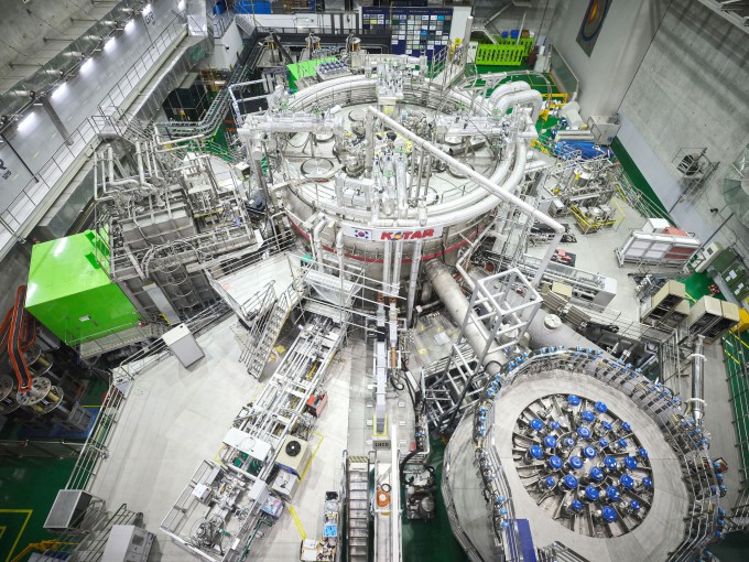 미래 핵융합 발전소 운전에 필요한 핵심 기술 검증에 들어간 초전도 핵융합연구장치 ′KSTAR′의 모습. 한국핵융합에너지연구원 제공