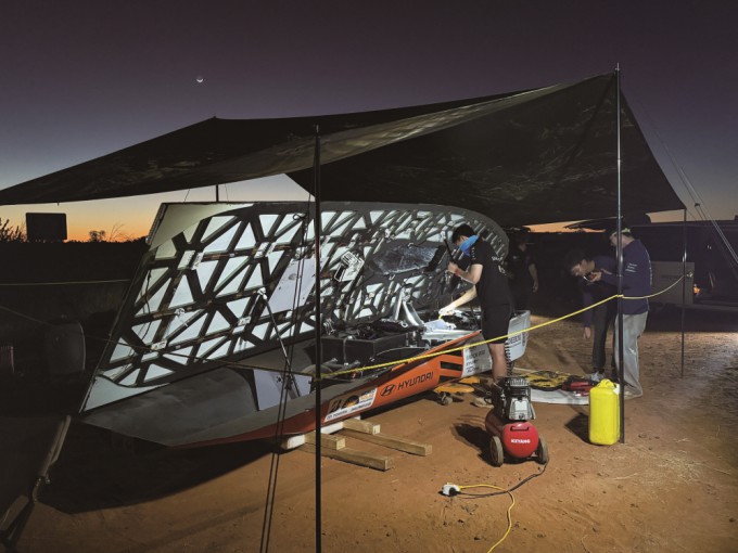 월드솔라챌린지의 차량 주행은 오전 8시부터 오후 5시까지, 해가 떠있는 동안만 지속된다. 해가 지는 저녁이 되면 참가자들은 호주 대륙 한가운데에서 야영을 하며 밤새 차량을 점검·보수한다. 스누 솔라 제공