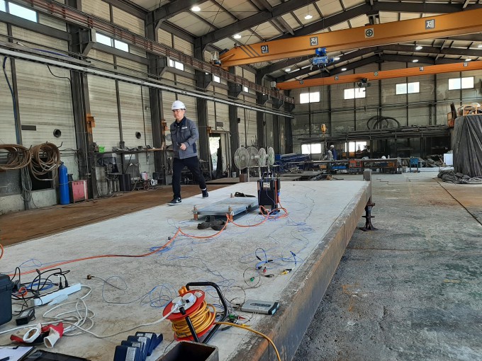 모듈러 교실 바닥 목업 대상 보행 진동 실험. 건설연 제공