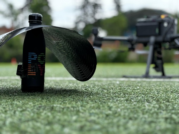 물병에 지름 50cm 크기의 종이 낙하산을 장착한 모습. David Melancon 제공