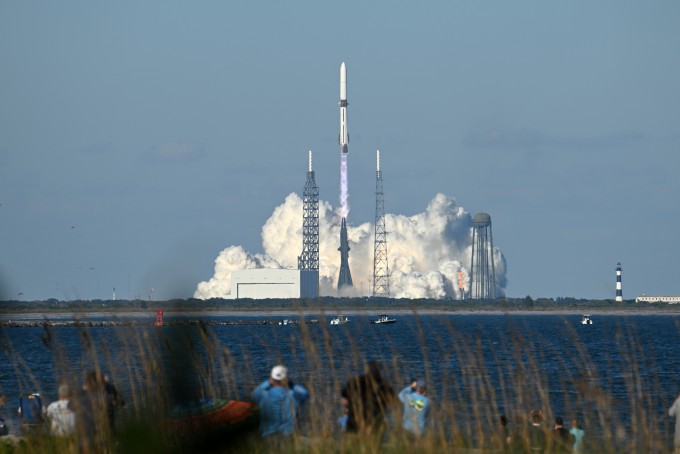 13일(현지시간) 뉴 글렌 로켓은 미국 동부 시간 기준 이날 오후 3시 55분 플로리다주 케이프 커내버럴 우주군 기지에서 발사되고 있다. Joe Marino/UPI/연합뉴스 제공