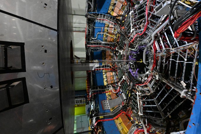 집 크기만 한 이 검출기는 상대론적 중이온 충돌기(RHIC)에서 이온 충돌 시 생성되는 수천 개의 입자 궤적을 추적한다. Kevin Coughlin, 브룩헤이븐국립연구소 제공