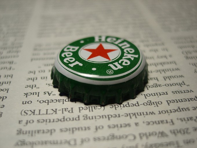 네덜란드를 대표하는 맥주 하이네켄의 뚜껑. 이번 이그노벨 평화상을 받은 연구는 독일어가 모국어인 네덜란드 마스트리흐트대 학생들의 네덜란드어 능력으로 실험을 진행했다. 게티이미지뱅크 제공