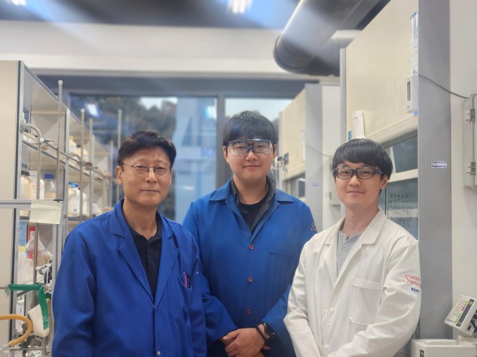 KAIST 연구팀이 산소를 황으로 바꿔 분자 접힘을 제어하는 기술로 AI 신약 개발의 기반을 마련했다. 이희승 석좌교수(왼쪽부터), 홍정우 박사, 김재욱 박사. KAIST 제공