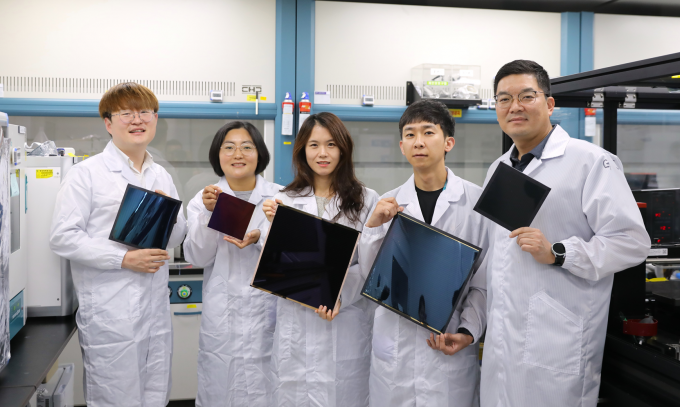The perovskite solar cell technology from the team of Principal Researcher Jeon Nam-joong at the Korea Research Institute of Chemical Technology’s Photovoltaic Energy Research Center has been selected as the top achievement in the energy and environment category of the '100 Excellent National R&D Achievements of 2025.' Courtesy of KRICT
