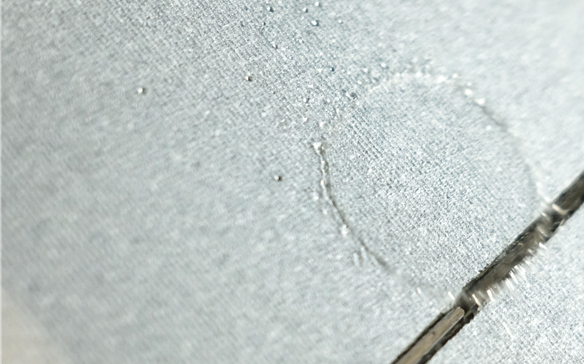 개발된 탄소섬유 복합재의 발수 성능. 빗방울이 연꽃잎에서처럼 빠르게 떨어져 나가 흔적만 남았다. UNIST 제공