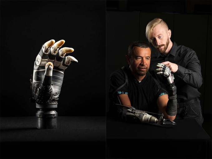 손가락별 센서와 인공지능(AI)을 탑재해 자연스럽게 물체를 붙잡을 수 있도록 돕는 로봇 의수(왼쪽 사진). 오른쪽 사진은 마샬 트라우트 미국 유타대 박사후연구원(오른쪽)과 팔 전완부가 절단된 실험 참가자가 의수를 착용한 모습. Utah NeuroRobotics Lab 제공