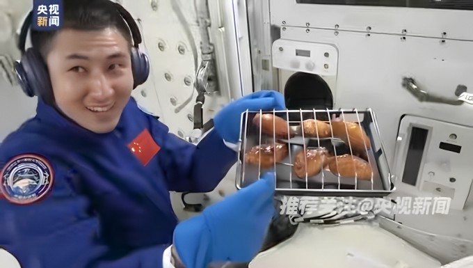 오븐으로 치킨 굽는 우주비행사. 유튜브 채널 ′CNSA Watcher′ 영상 캡처