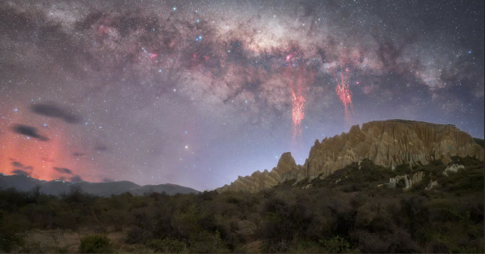 10월 뉴질랜드 상공에서 포착된 희귀한 ′붉은 스프라이트′. Dan Zafra, Capture the Atlas 제공