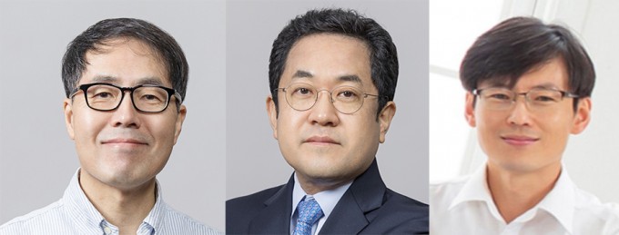 (왼쪽부터) 조민행 IBS 분자 분광학 및 동력학 연구단 연구단장, 홍석철 고려대 물리학과 교수(이상 공동 교신저자), 박진성 IBS 분자 분광학 및 동력학 연구단 연구교수(제1저자). 