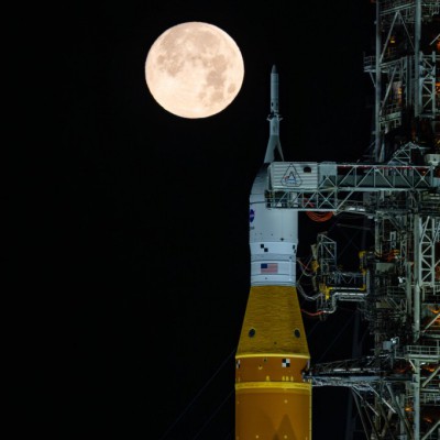SpaceX pivots from Mars to Moon, targeting unmanned landing by March 2027