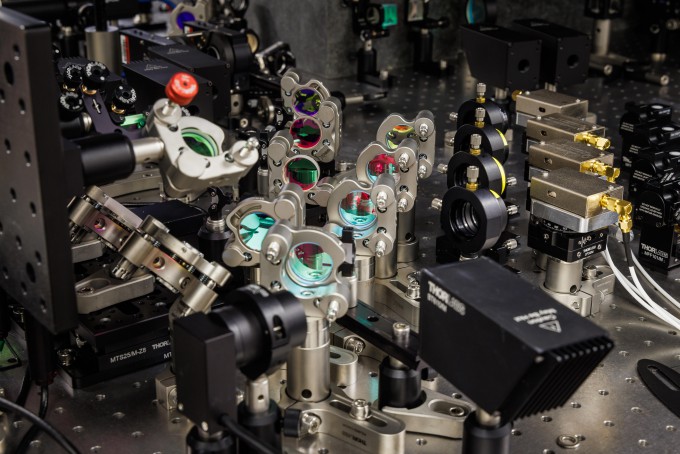 레이저로 유리에 정보를 기록하는 광학 장치. 마이크로소프트 리서치 제공