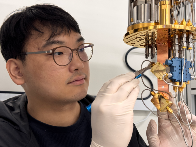 Sungkyunkwan University researchers conducting tests with the in-house developed TWPA device. Credit: Sungkyunkwan University