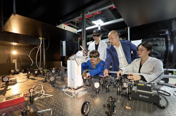 Professor Park Yong-keun conducting research. Courtesy of KAIST