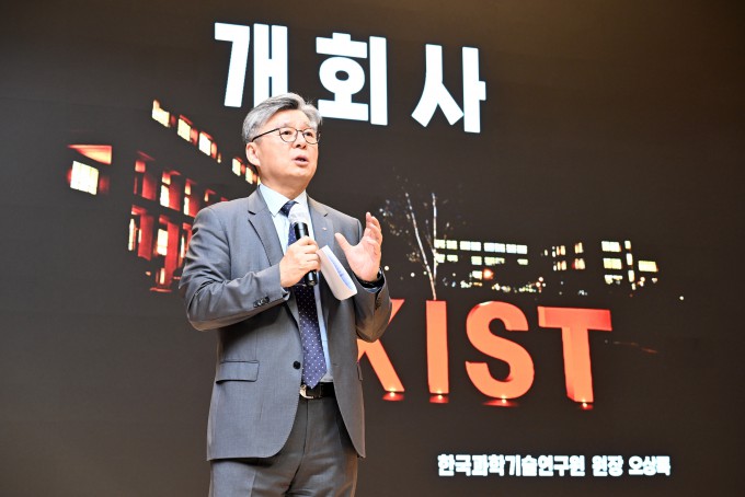 Oh Sang-rok, President of KIST, gives opening remarks at the AIX training. Courtesy of KIST.